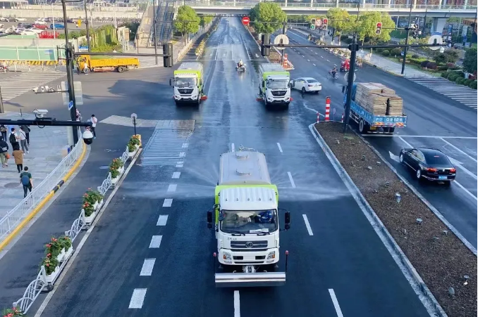 路面見本色丨米蘭·(milan)中國官方網(wǎng)站環(huán)境新能源環(huán)衛(wèi)裝備服務(wù)上海進(jìn)博會！